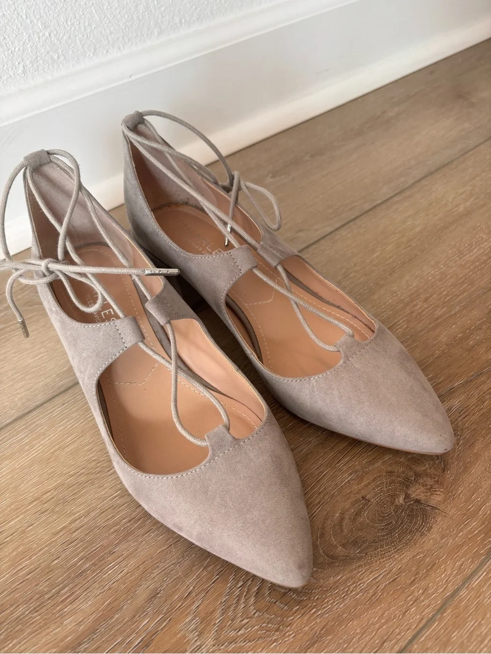 Charles David Lace-Up Pointed Toe Chunky Heel in Taupe Size 7